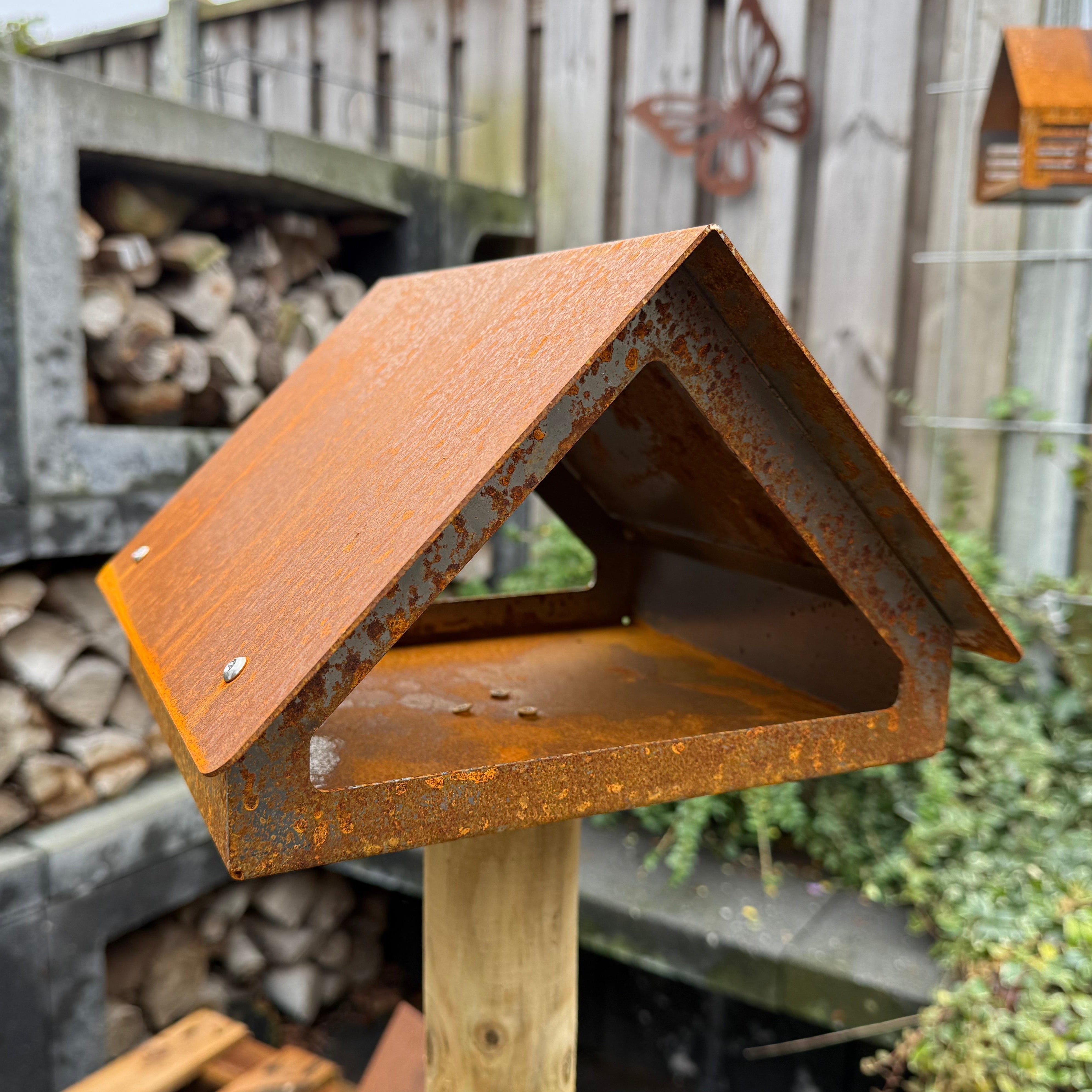 Vogelvoederhuis WINK van cortenstaal met zadeldak, geschikt voor montage op paal