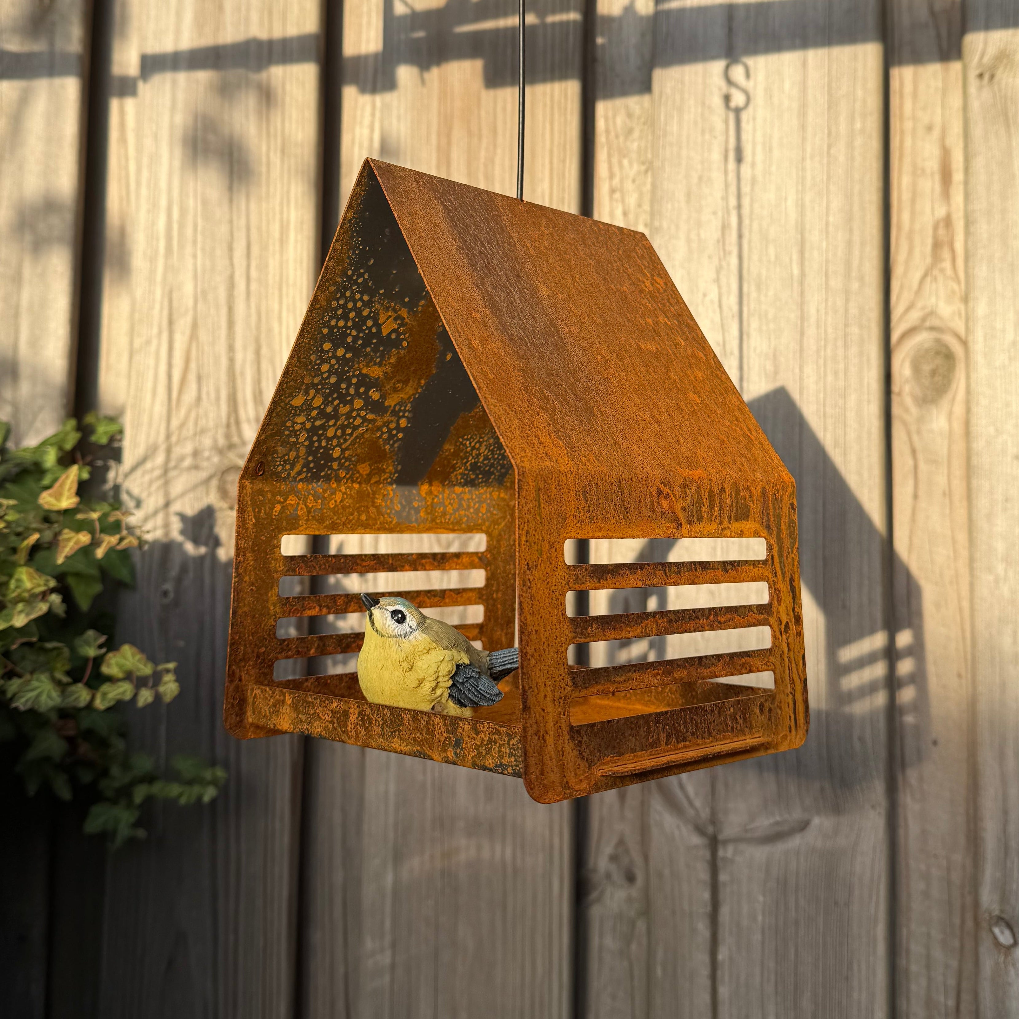 Hangend vogelvoederhuis RUST van cortenstaal met roestkleur, modern design voor tuin of balkon