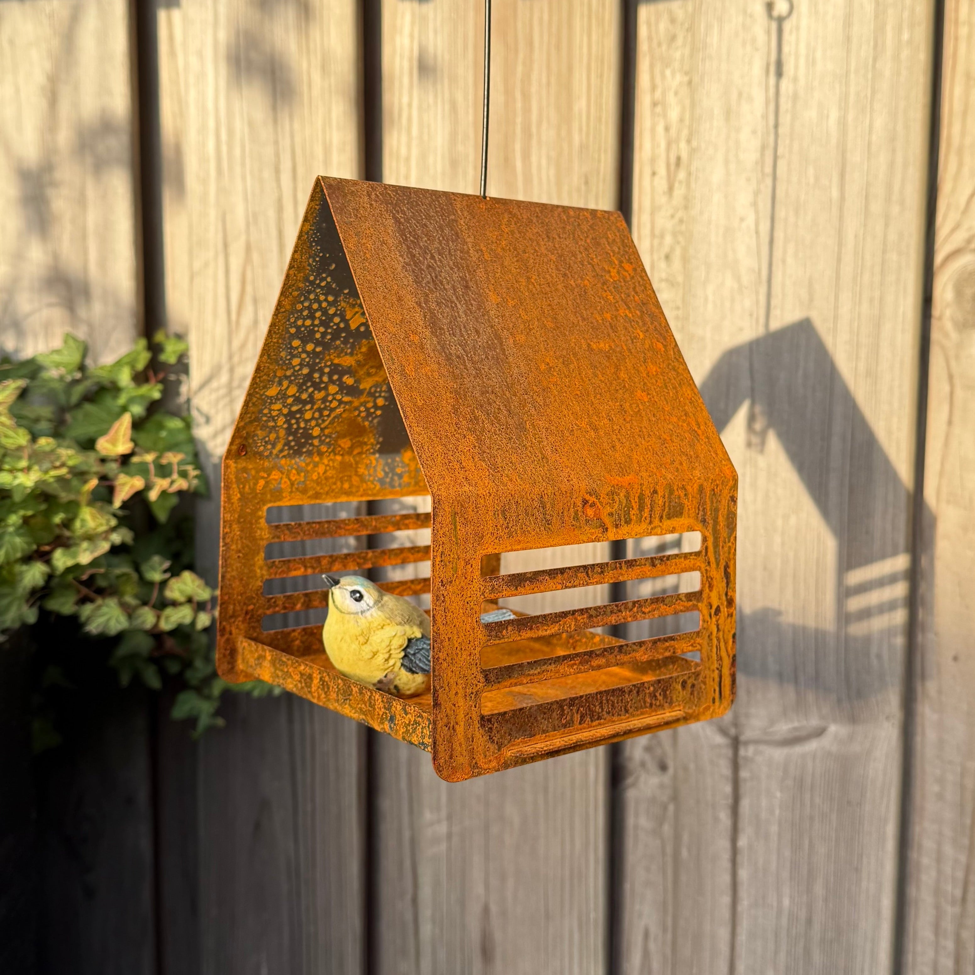 Hangend vogelvoederhuis RUST van cortenstaal met roestkleur, modern design voor tuin of balkon