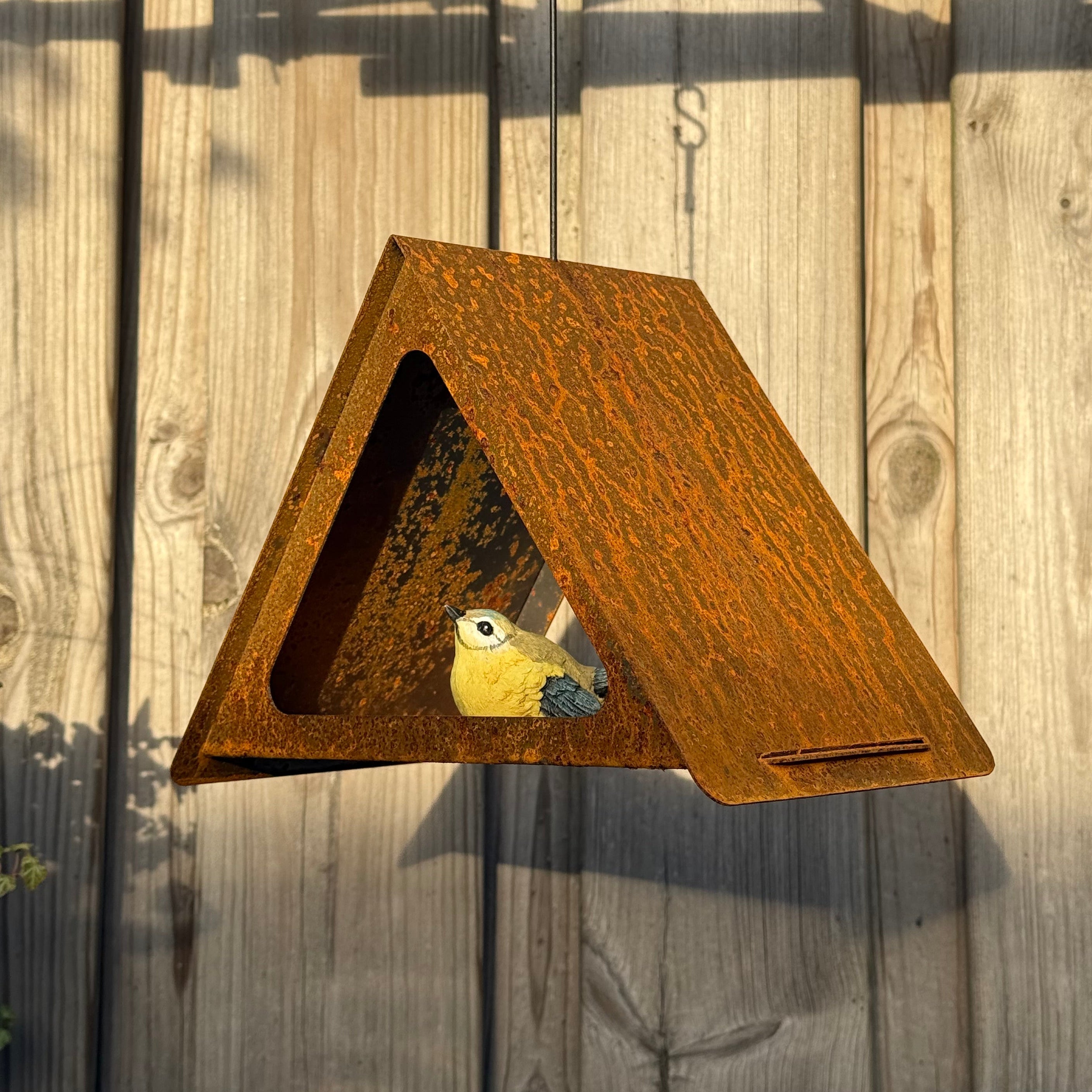 Hangend Vogelvoederhuis BETA van cortenstaal met RVS haakje en staaldraad.