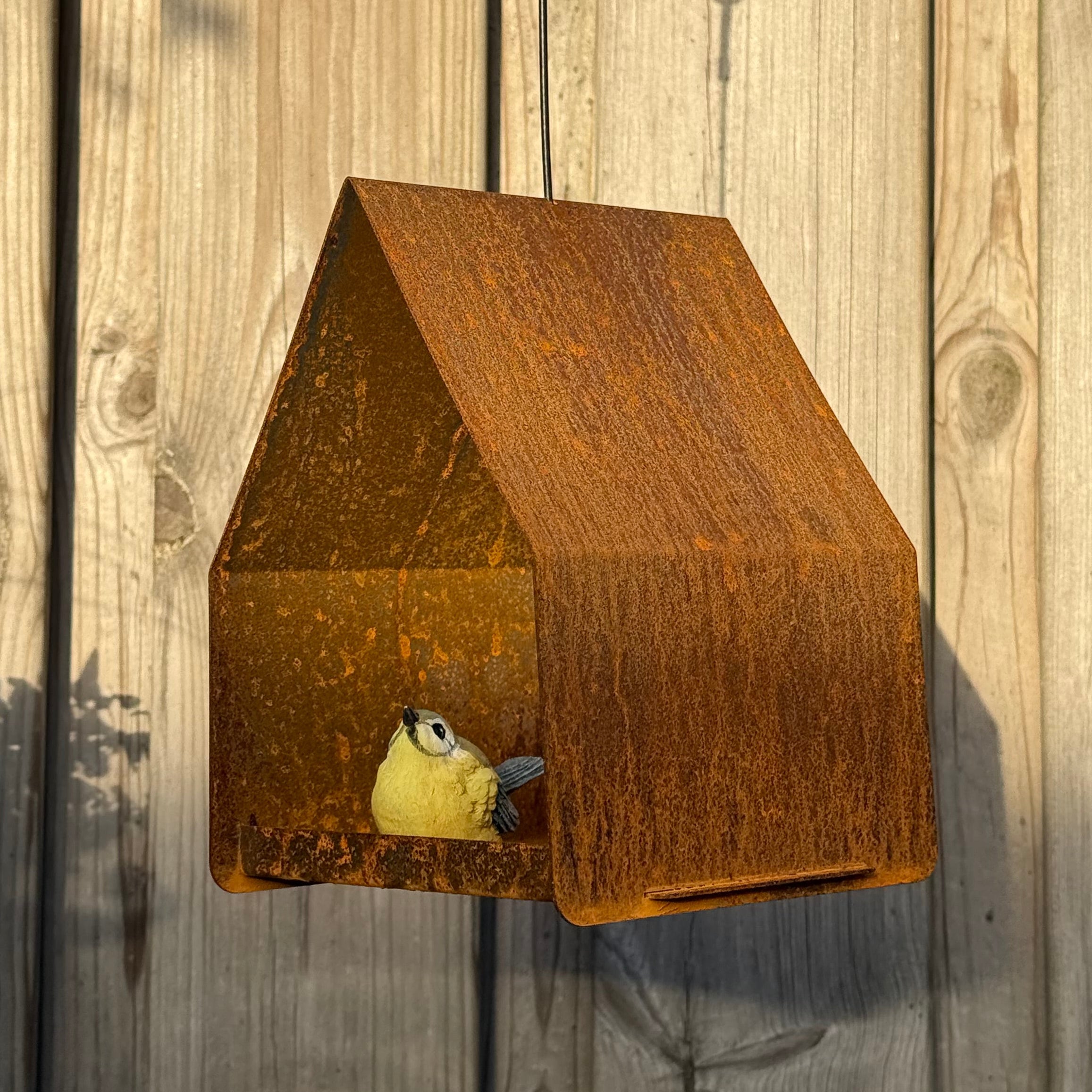 Hangend vogelvoederhuis HAVEN van cortenstaal met RVS haak, roestkleurig design voor tuin of balkon