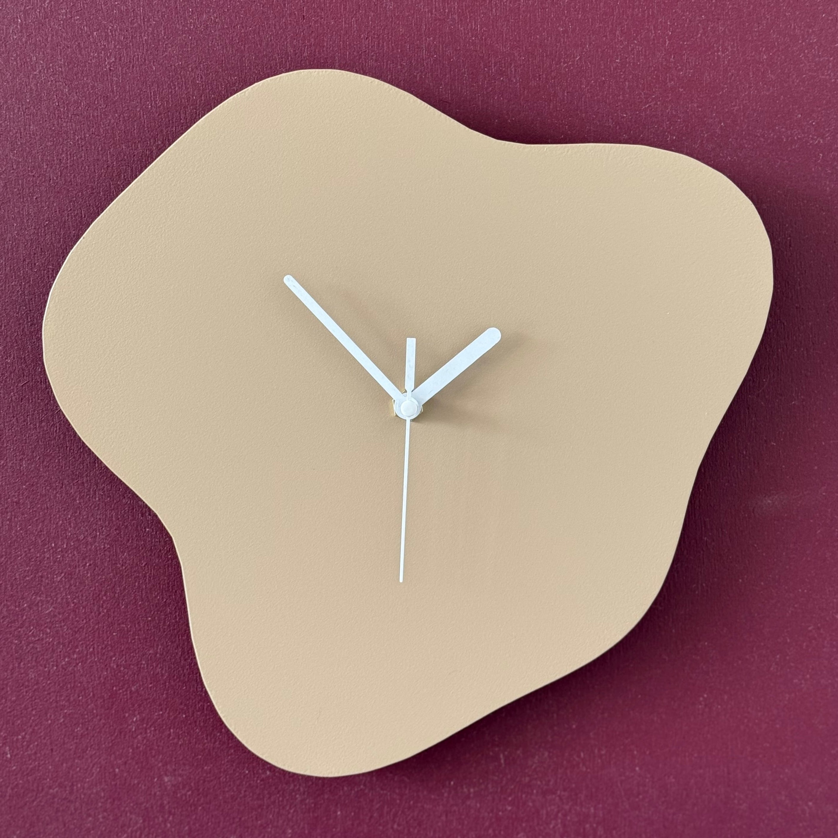 Klok ETA – organische wandklok van gepoedercoat staal