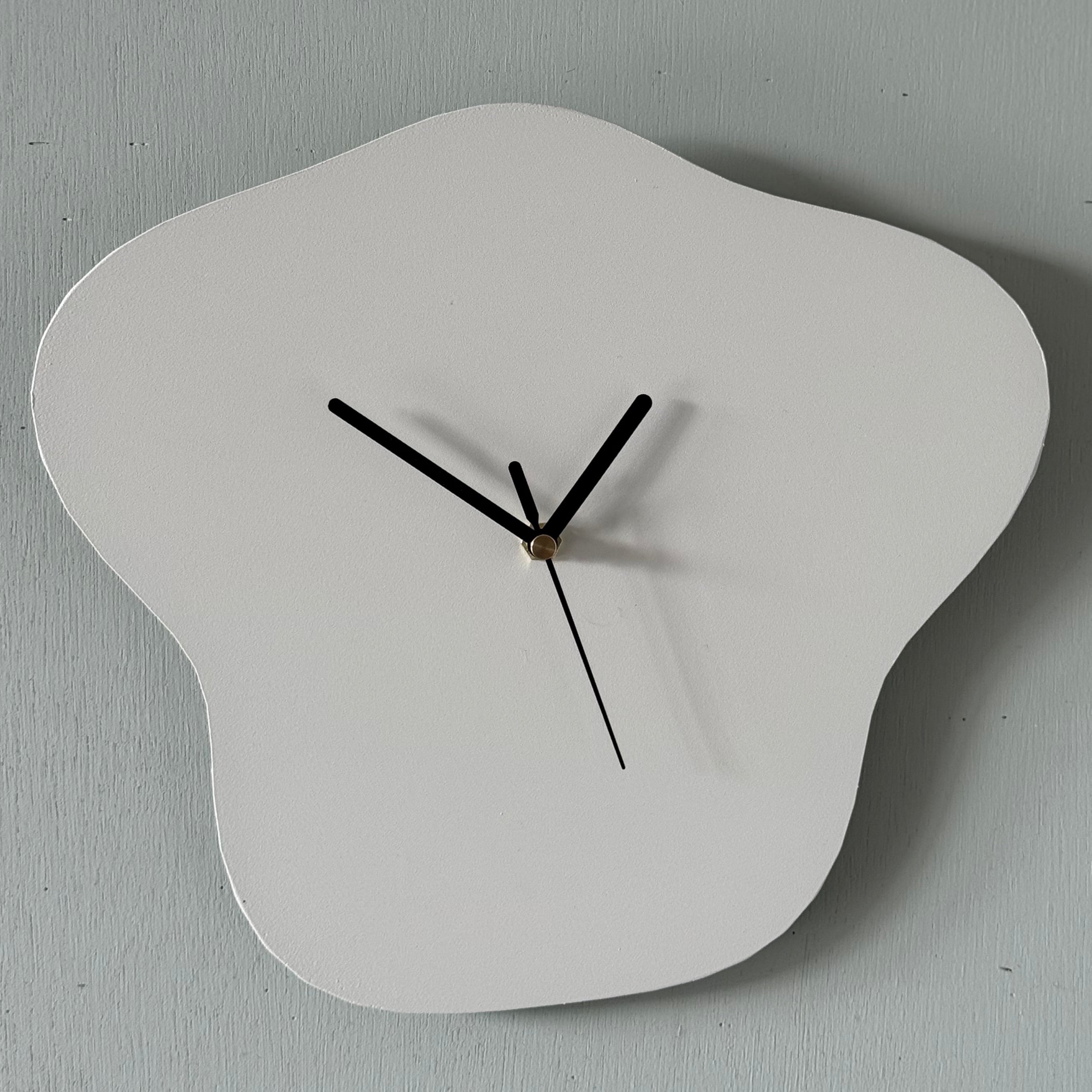 Klok ETA – organische wandklok van gepoedercoat staal