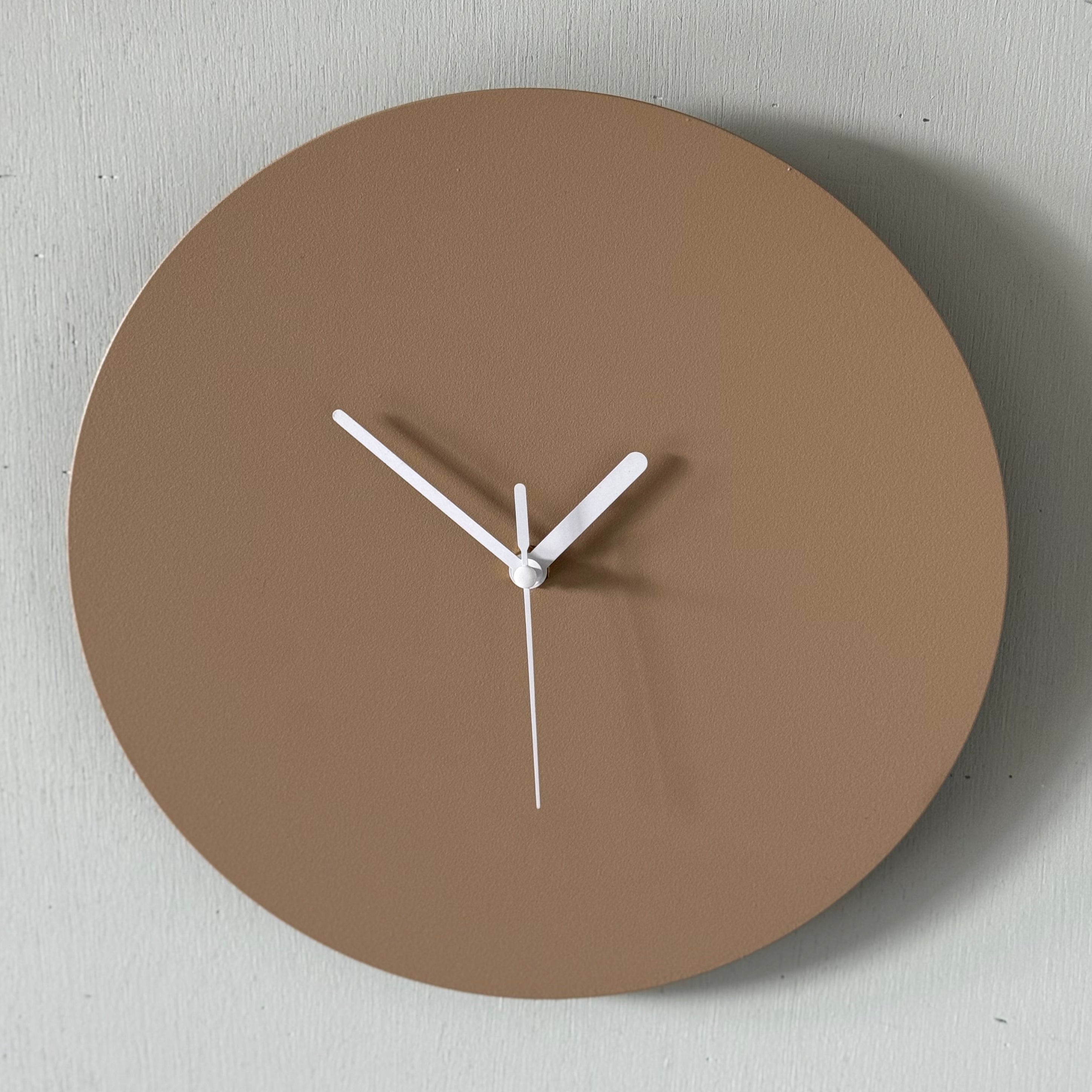 Klok ECLIPSE – ronde wandklok van zwart staal met stil uurwerk