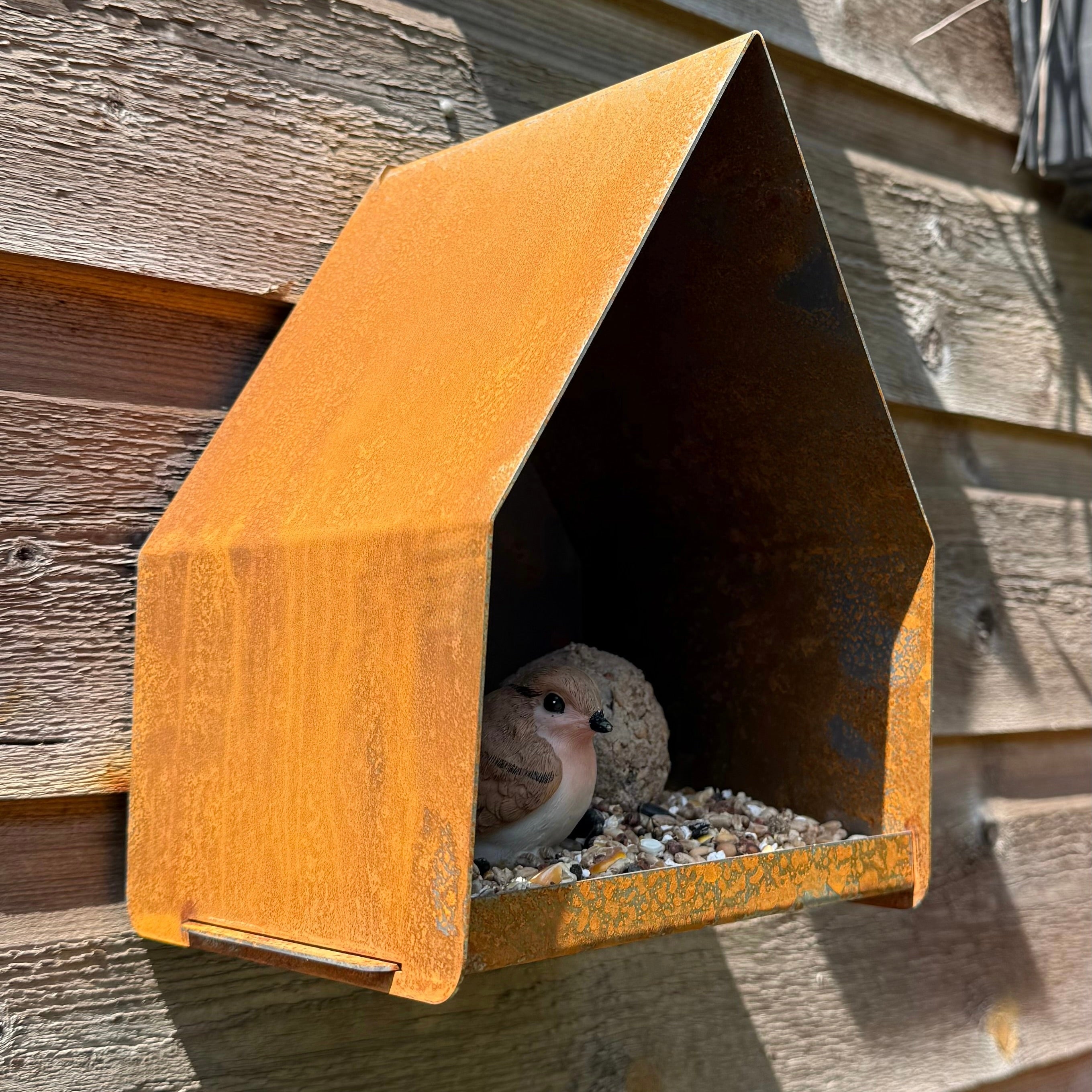 Vogelvoederhuis ZEST, modern houten voederhuis voor tuinvogels met strak ontwerp en open zijden.
