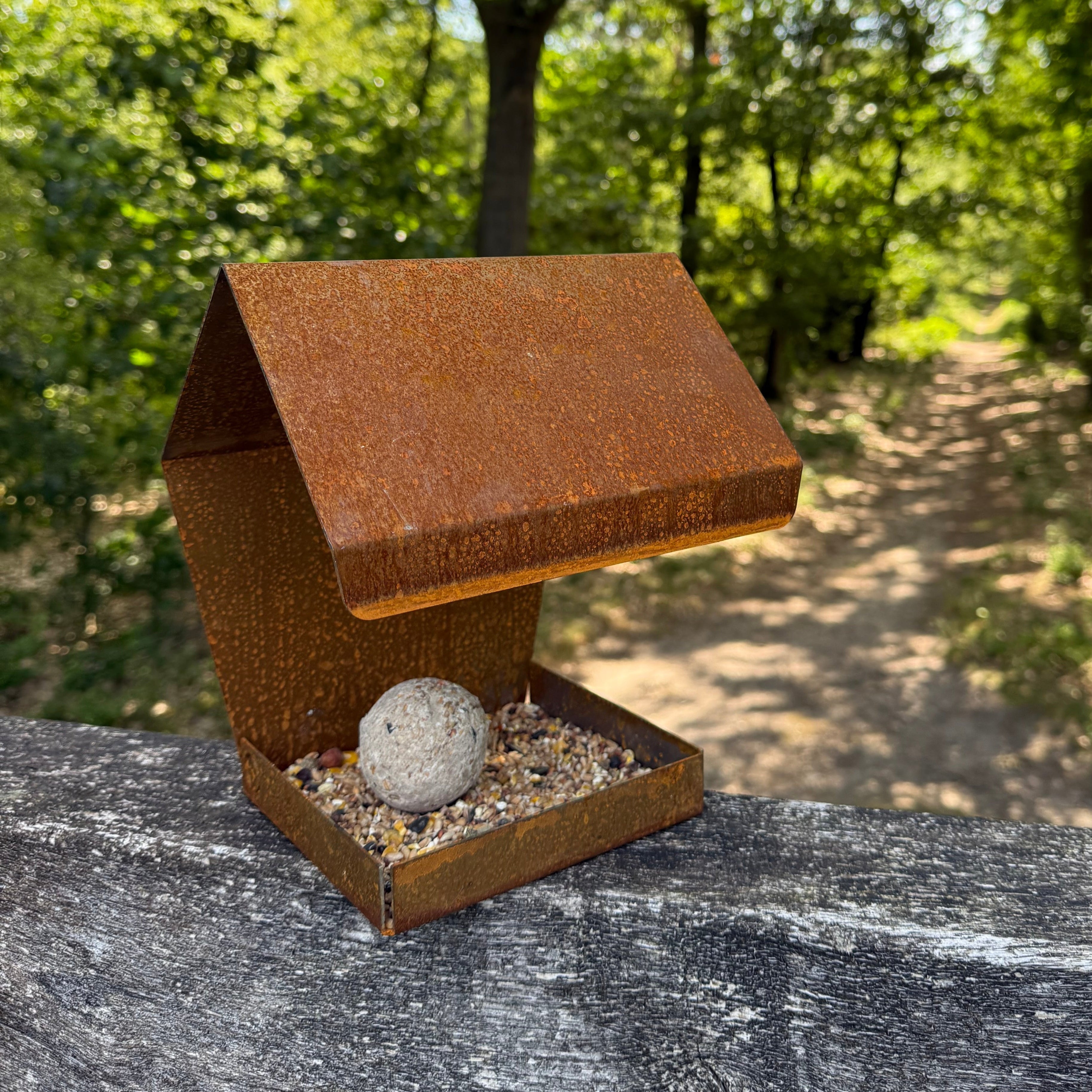 Vogelvoederhuis TEMPLAR – wandvoederhuis met zadeldak