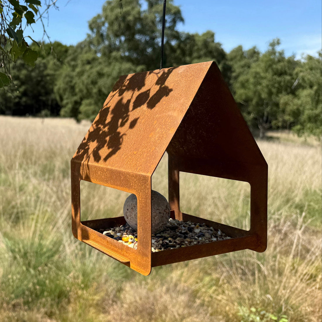 Vogelvoederhuis EON – cortenstalen hangend vogelhuis met RVS haak
