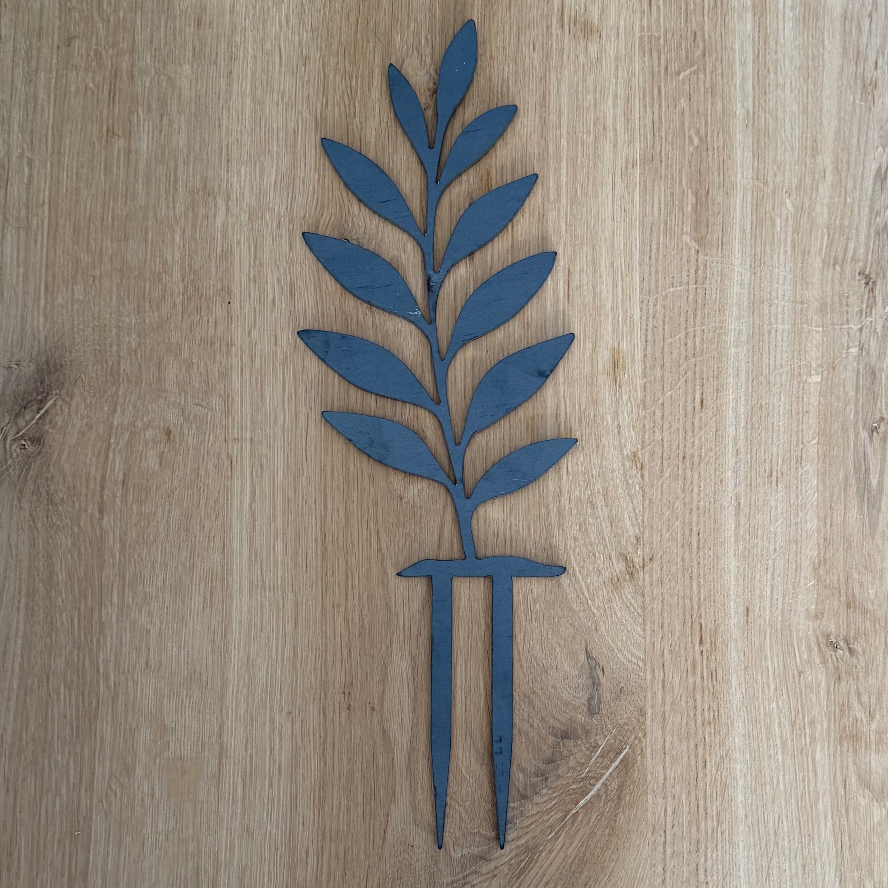 Tuinvorm BUDSHAPE – cortenstalen varenvormige tuinvorm met grondpin