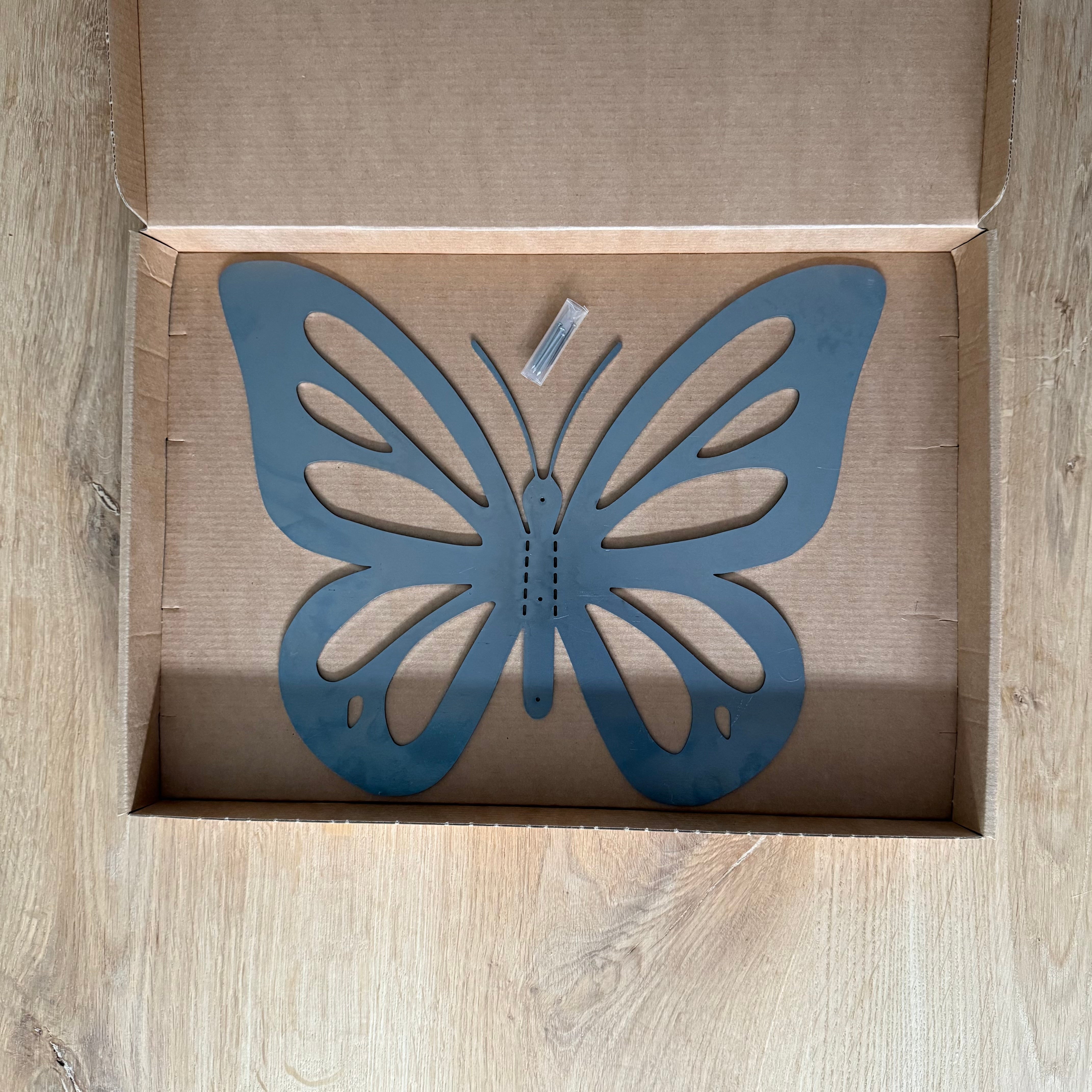 Tuinvorm POKAM – grote wandvlinder van cortenstaal met buigbare vleugels