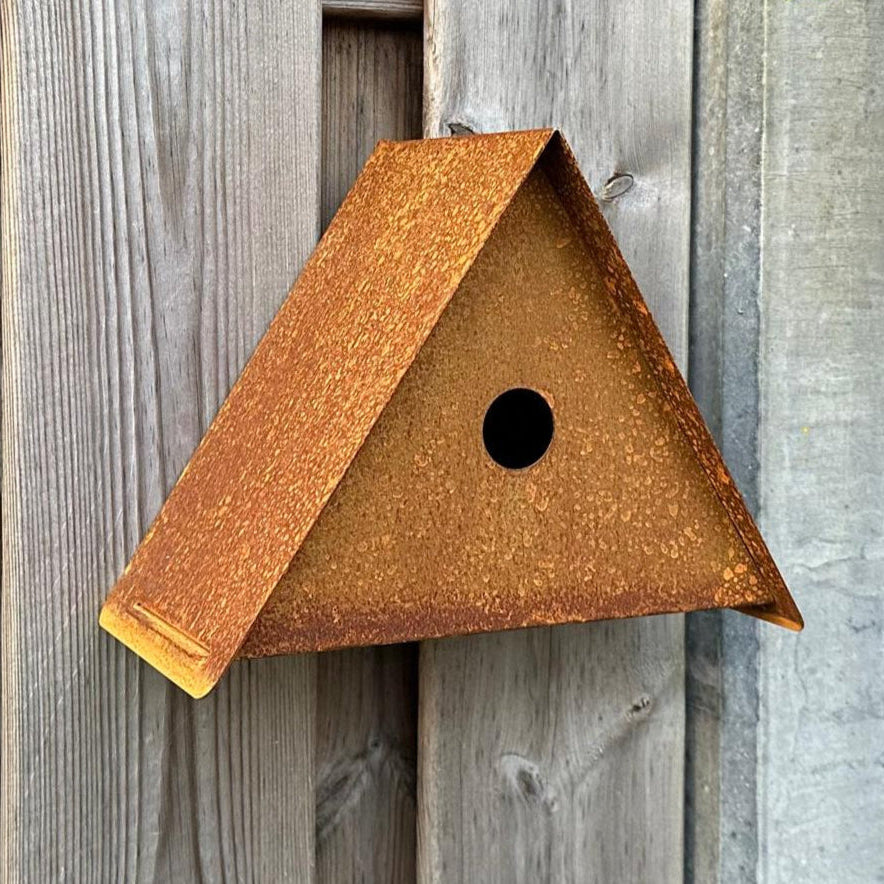 Vogelhuis NEBULA – cortenstalen wandvogelhuis, schaduwlocatie aanbevolen