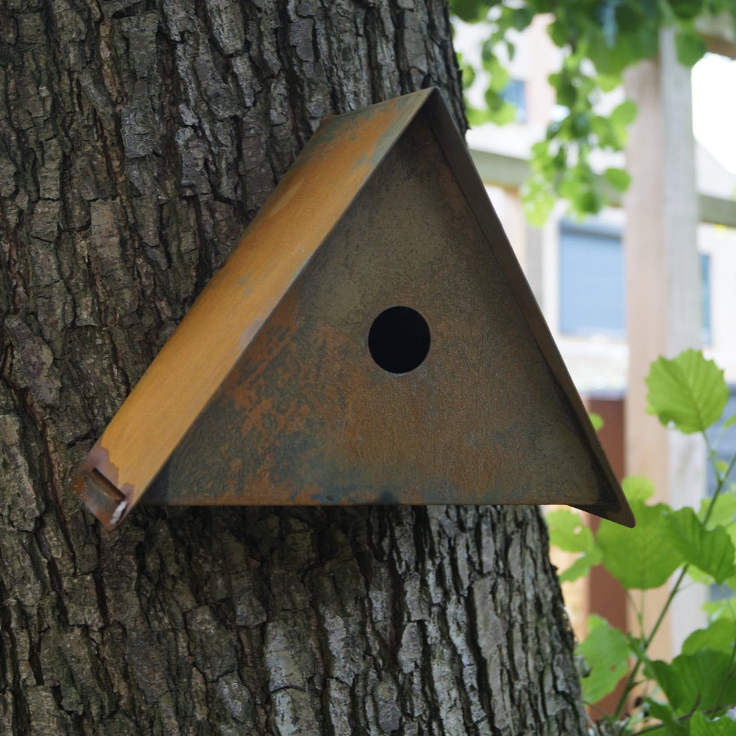 Vogelhuis NEBULA – cortenstalen wandvogelhuis, schaduwlocatie aanbevolen