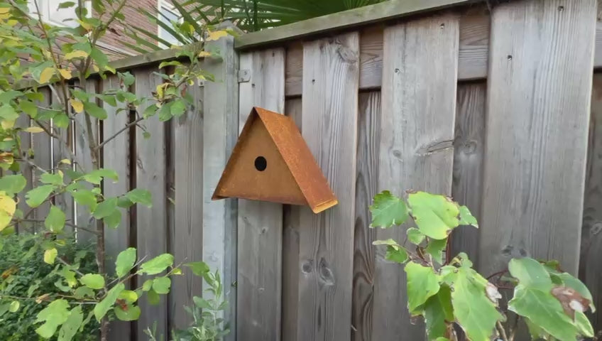 Vogelhuis NEBULA – cortenstalen wandvogelhuis, schaduwlocatie aanbevolen